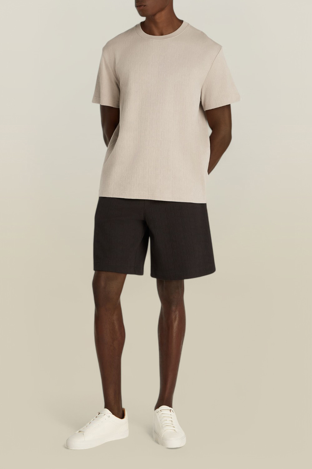 תמונת כל הלוק של חולצת טי CALVIN KLEIN